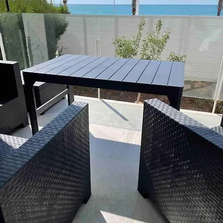 Villa En Primera Linea De Mar Con Piscina Privada *