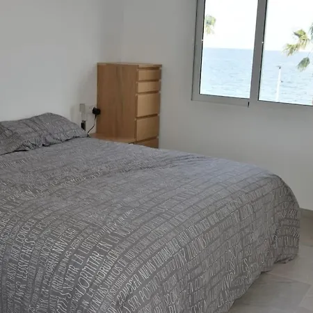 En Primera Linea De Mar Con Piscina Privada Villa