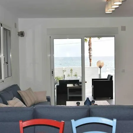 Villa En Primera Linea De Mar Con Piscina Privada