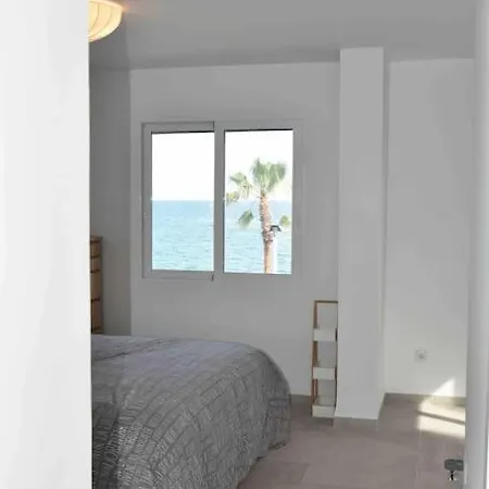 En Primera Linea De Mar Con Piscina Privada Villa *